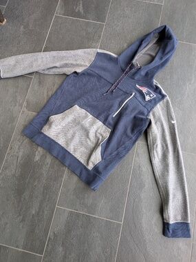 New England Patriots color block sweatshirt, zippered front pocket size medium